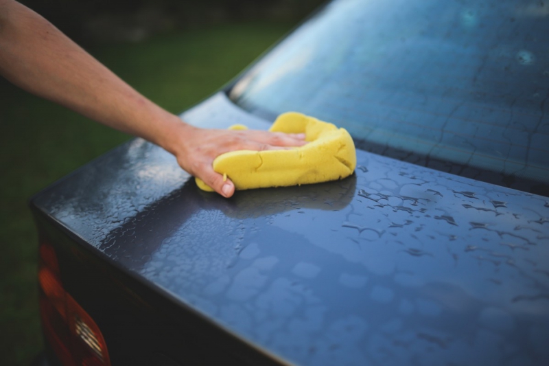 carrosserie-BRIANCONNET-min_cleaning_washing_carwash_sponge_car_auto_hand_man-722705